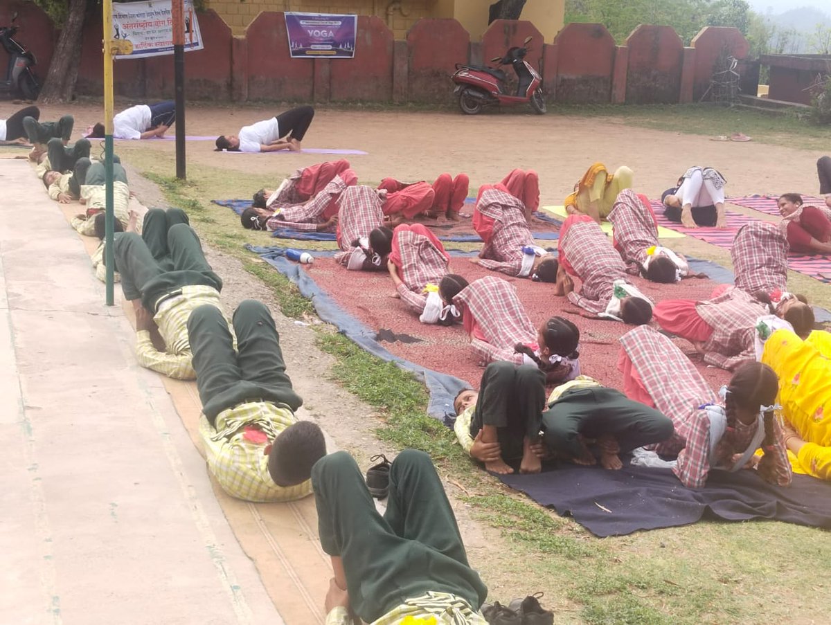 CSCKangra001's tweet photo. आत्मा से जुड़ने के लिए योग दर्शन बहुत जरुरी है I Celebrate 9th International Yoga Day by CSC centres of Kangra .
@CSCegov_

@CSCSPV_Health

#CSCPeYoga #MyYogaMyPose
@ashok_chauhanHP

@sanjaykrakesh

@DcKangra

@Lucky_csc

@DM1987_vijay

@ChhunkuR https://t.co/USUPjlYPCk