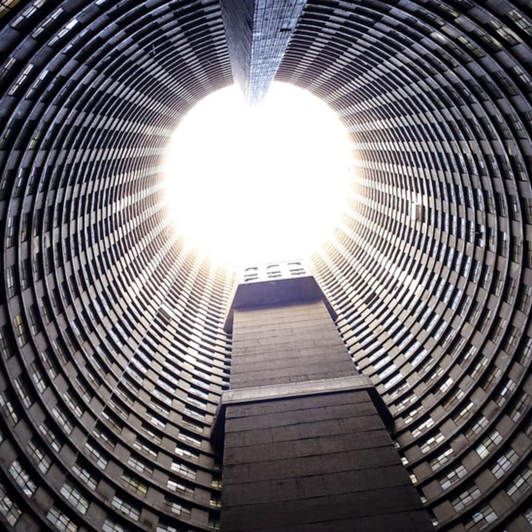 Do you know this residential building?

This is the Ponte City Building in #Johannesburg, Gauteng.

🌇 Floors: 54
🌇 Year built: 1976
🌇 Cost to build: R11 million
🌇 Architect: Manfred Hermer
🌇 Current owner: Kempston Group
🌇 Height: 173m and 185m to the very tip

At a stage,…
