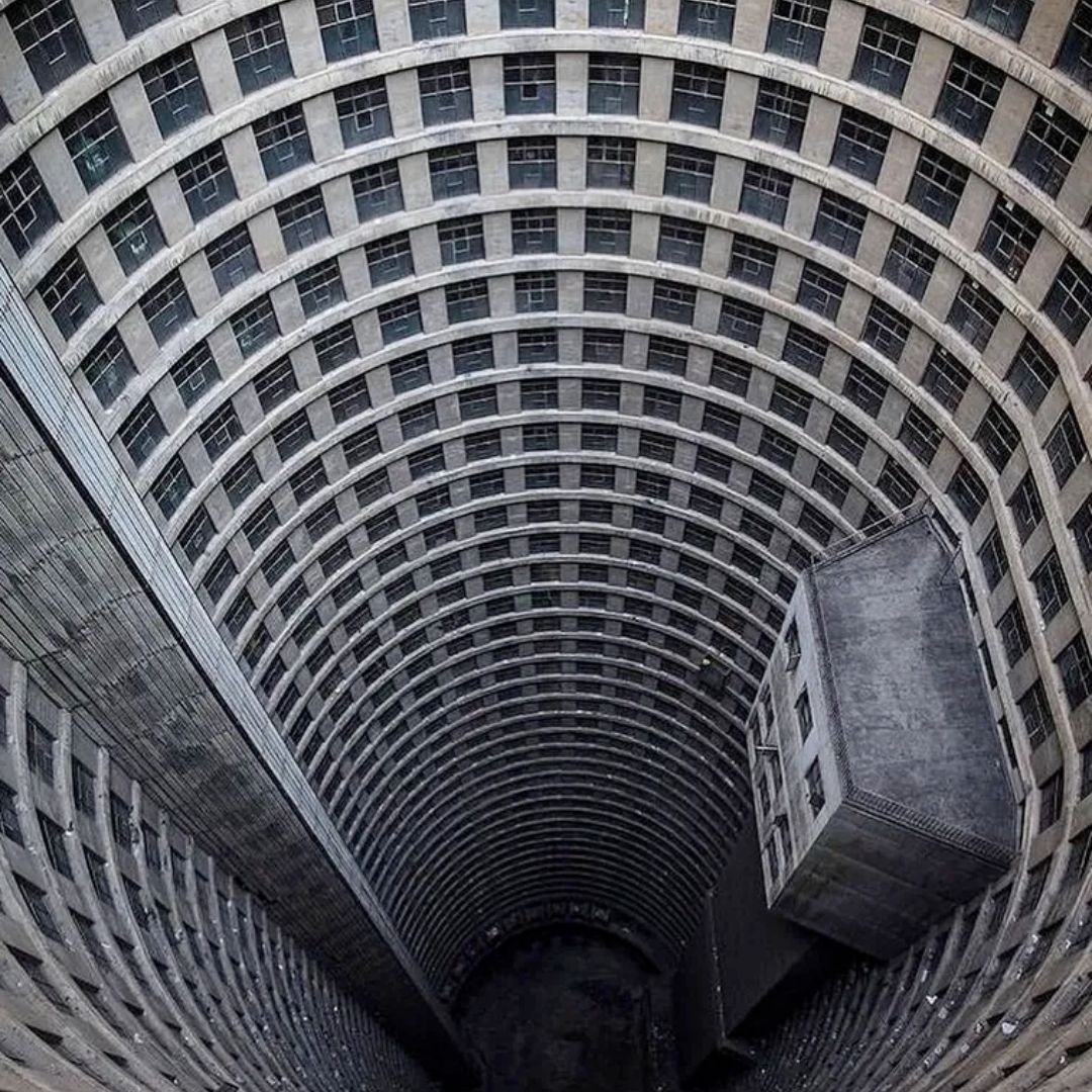 askashbroker's tweet image. Do you know this residential building?

This is the Ponte City Building in #Johannesburg, Gauteng.

🌇 Floors: 54
🌇 Year built: 1976
🌇 Cost to build: R11 million
🌇 Architect: Manfred Hermer
🌇 Current owner: Kempston Group
🌇 Height: 173m and 185m to the very tip

At a stage,…