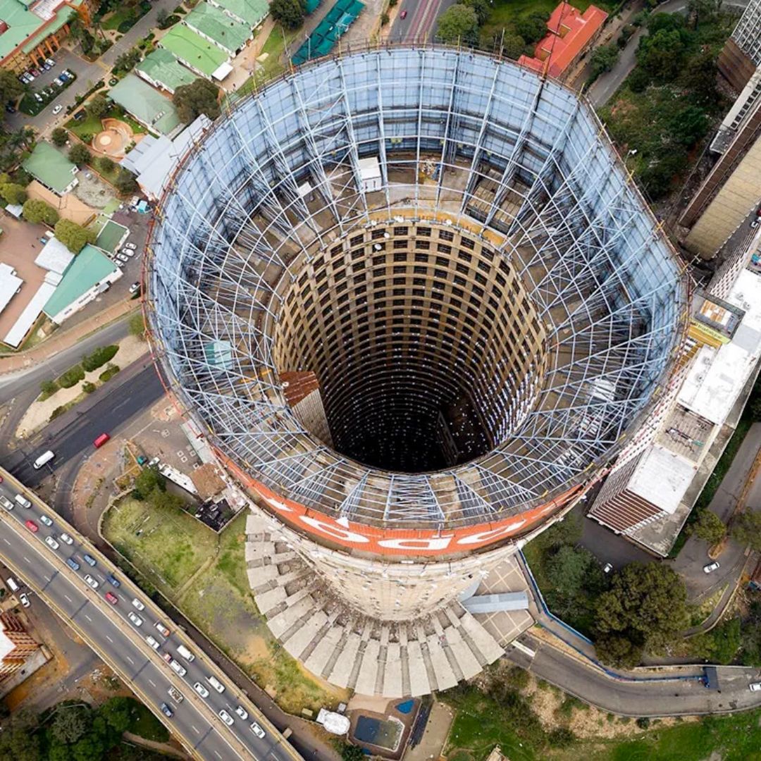 askashbroker's tweet image. Do you know this residential building?

This is the Ponte City Building in #Johannesburg, Gauteng.

🌇 Floors: 54
🌇 Year built: 1976
🌇 Cost to build: R11 million
🌇 Architect: Manfred Hermer
🌇 Current owner: Kempston Group
🌇 Height: 173m and 185m to the very tip

At a stage,…