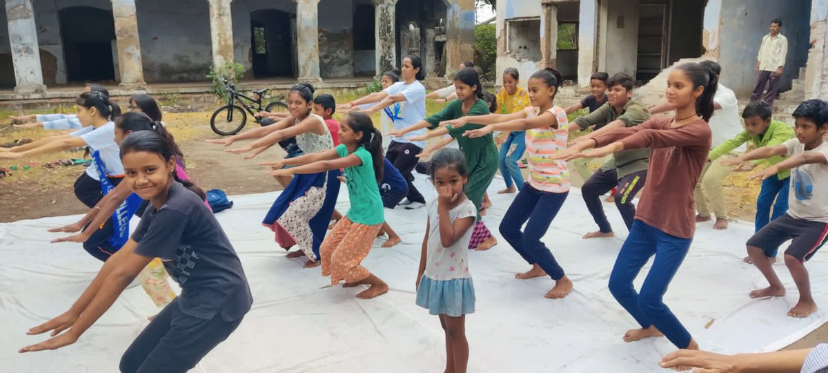 NSSDGCOLLEGE's tweet photo. #9thIYDYogotsav2023 has been celebrated by #NSSDGCollege, Kanpur,under the supervision of PO Dr.Sangeeta Sirohi #Yoga in 75 Villages program of #CSJMU,Kanpur in Aspatal Ghat,Slum with the help of #YogacharyaKm.#AnjaliTrivedi.
#nsscsjmu #nssrdlucknow #_nssindia #sloupnss #IYD23 https://t.co/BPrDnvtqjS