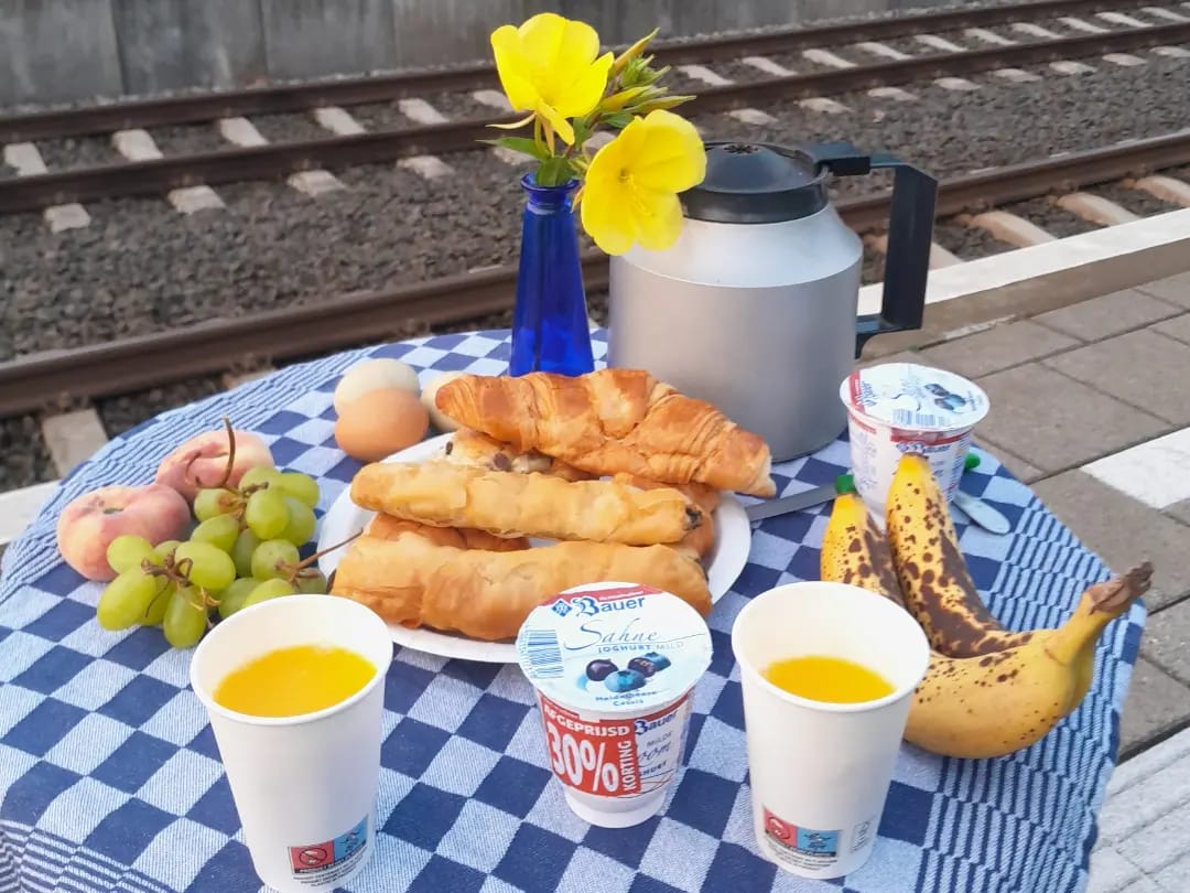 radiovandijk's tweet photo. Leuk gesprekje net op de radio @OmroepGLD nav foto in de mail van Jaap. Die had inderdaad ontbeten op het station! Op 'n leeg perron in #Putten voordat de eerste trein kwam. Als verrassing voor zijn vriendin ter ere van zoveel jaar samen 😍 En dat op de langste dag van het jaar🥐 https://t.co/FuPBtmsLcF