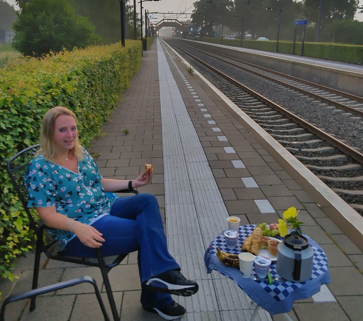 Leuk gesprekje net op de radio <a href="/OmroepGLD/">Omroep Gelderland</a> nav foto in de mail van Jaap. Die had inderdaad ontbeten op het station! Op 'n leeg perron in #Putten voordat de eerste trein kwam. Als verrassing voor zijn vriendin ter ere van zoveel jaar samen 😍 En dat op de langste dag van het jaar🥐