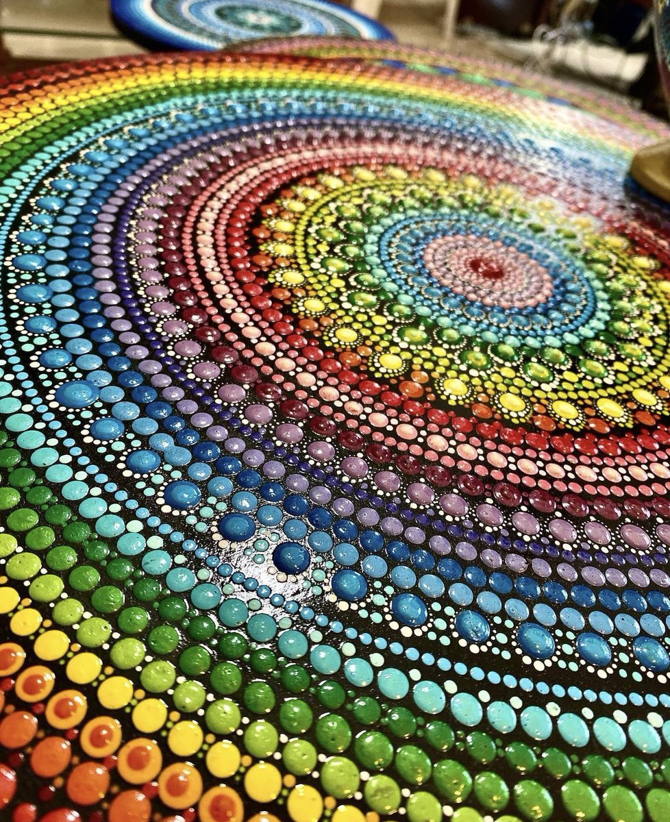 saheransepid's tweet photo. I love this art and this technique❤️😍, the play of color and spirit❤️❤️. Mandela technique.
#mariamolaei #design #art #Dubai #resinart #workshopdubai https://t.co/IhvjxCU7pp