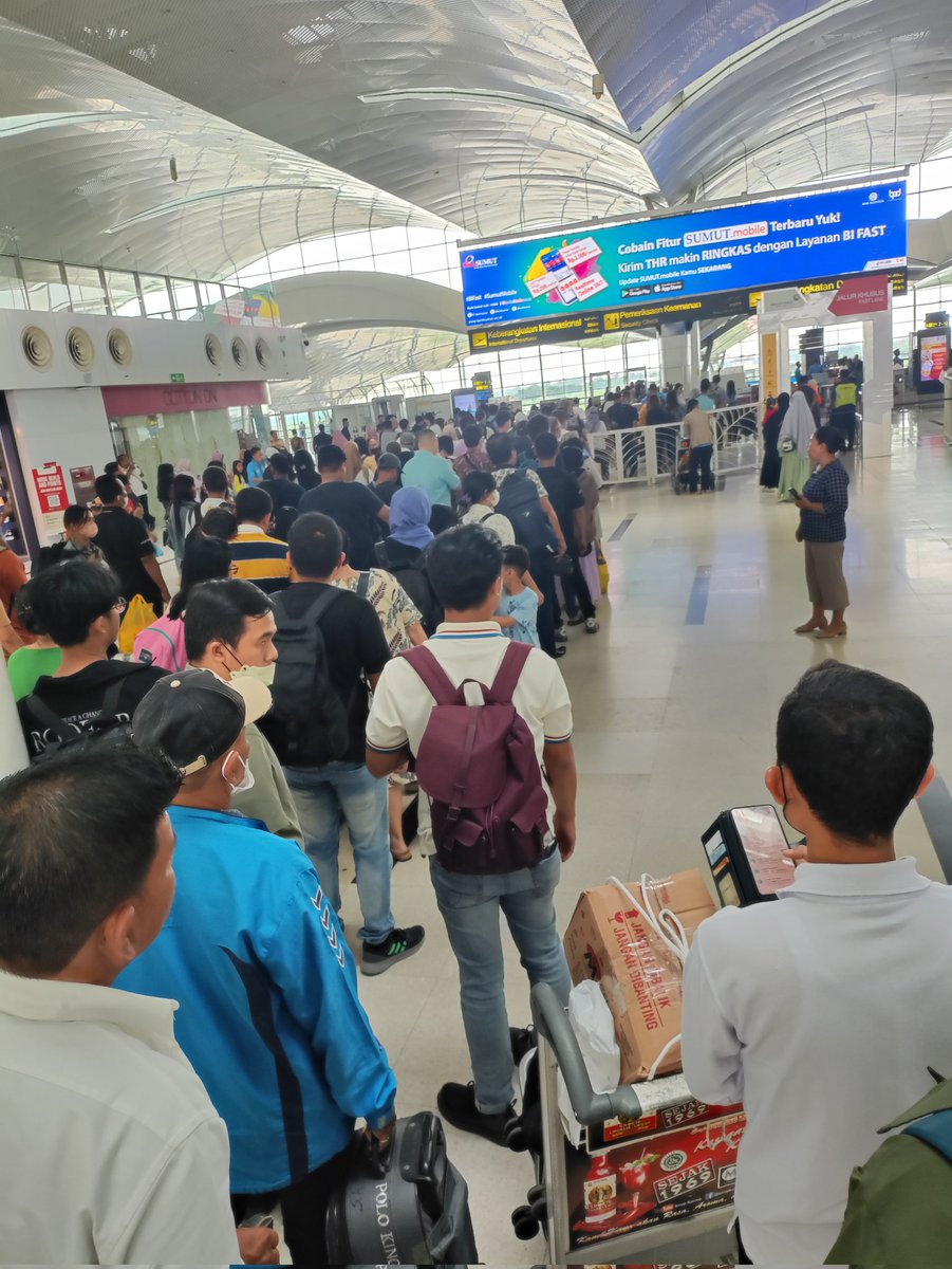 andre_d_m_'s tweet photo. Dear @AngkasaPura_2, antrian keberangkatan di security gate bandara @kualanamuKNO Panjang sekali macam masuk wahana Dufan. Terminal 3 CGK aja nggak begini kok. Manajemen traffic nya gimana ini? Orang bisa ketinggalan flight gara2 antrian ini. https://t.co/wGwF1OdX6c