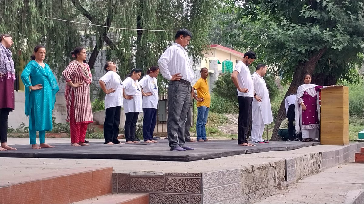 CSCKangra001's tweet photo. आत्मा से जुड़ने के लिए योग दर्शन बहुत जरुरी है I Celebrate 9th International Yoga Day by CSC centres of Kangra .
@CSCegov_

@CSCSPV_Health

#CSCPeYoga #MyYogaMyPose
@ashok_chauhanHP

@sanjaykrakesh

@DcKangra

@Lucky_csc

@DM1987_vijay

@ChhunkuR https://t.co/6qFBfVFZSk