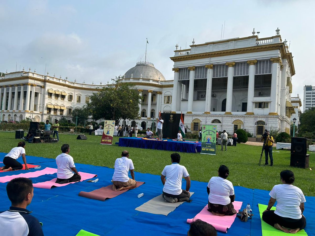 International Day of Yoga 2023 #IDY23, was celebrated by the #IndianNavy with great fervour at #Kolkata on 21 Jun 23. In addition to unit level Mass Yoga, Naval Personnel also joined the Hon'ble #BengalGovernor performing Yoga on the pristine lawns of #RajBhavanKolkata