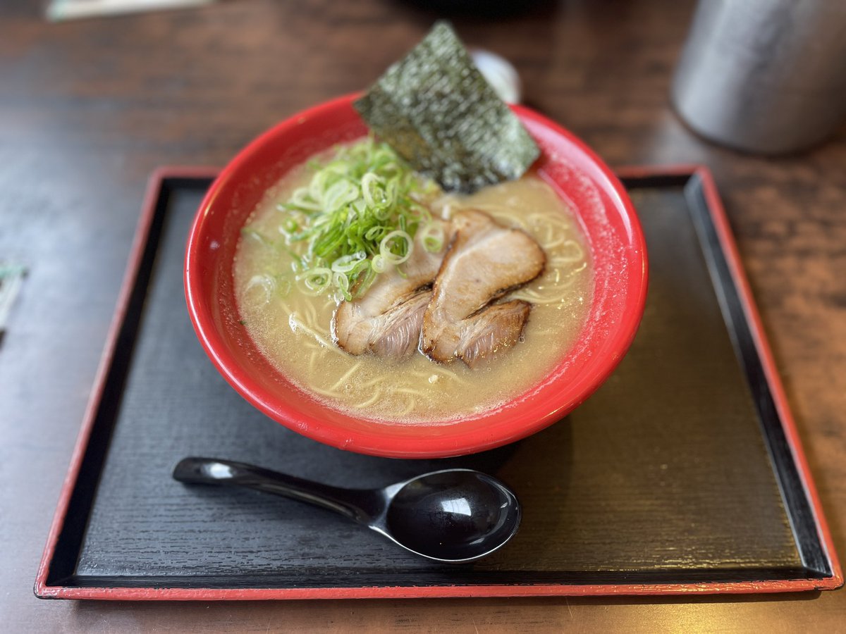 lunch0112's tweet photo. 2023/6/21 ラーメン太郎はなれ
ラーメン(750円)大盛り(100円)
サービスキムチ・ギョーザ https://t.co/Vd5CCIfc8S