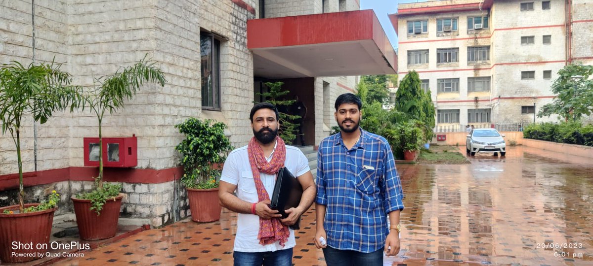 bharatbeniwal_'s tweet photo. कल देर शाम सचिवालय में मुख्यमंत्री अशोक गहलोत जी से पिछले दिनों मुलाकात के बाद उनके निर्देश पर मुख्यमंत्री जी की सचिव आरती डोगरा जी से लगभग 50 मिनट मुलाकात हुई और जो सभी बातें मुख्यमंत्री जी को बताई थी उन सभी बिंदुओं पर चर्चा हुई हमारी कई काम हो चुके हैं कल मुख्य रूप से कांट्रेक्चुअल हायरिंग टू सिविल पोस्ट 2022 ( CSR)  में #CHO और अन्य #सभी_संविदा_कर्मियों नियम में टर्मिनेशन, अनुभव ,इंक्रीमेंट और पे ग्रेड के संशोधन को लेकर बात हुई आरती डोगरा जी ने बताया इस मामले की मॉनिटरिंग खुद मुख्यमंत्री जी और मुख्य सचिव महोदय कर रही है,
 उम्मीद है संविदा कर्मचारियों को जल्द ही इनमें से दो तीन बिंदुओं पर राहत मिलेगी, 
और कम्युनिटी हेल्थ ऑफिसर की अन्य मांगों को लेकर भी बात हुई जिनमें CHO 32 +8 की फाइल मुख्यमंत्री जी तक पहुंचने के बाद जल्दी अप्रूवल देने की बात कही,
और CHO की अन्य मांगों सैलरी ,इंसेंटिव और अन्य विषयों को लेकर MD Nhm से बात करने के लिए कहा आरती डोगरा जी ने आश्वासन दिया और कहां सभी मांगों पर विचार कर जल्द से जल्द पूरा किया जाएगा, सरकारी काम और फाइनेंस के काम होते हैं फाइल अप्रूवल होने में समय लगता है चिंता न करें और समस्त कर्मचारियों को आश्वस्त करें कि उनकी मांगें जल्द पूरी होंगी I 
CHO के लिए कहा कि मुख्यमंत्री जी ने उनके इंक्रीमेंट की मांग पूरी कर दी और हम आगे भी आपकी मांगे पूरी करेंगे,
हमने अल्टीमेटम दिया है कि संयुक्त संविदा कर्मी मोर्चा के नेतृत्व में पिछले कई दिनों से शहीद स्मारक पर आंदोलन चल रहा है और अब उस आंदोलन को और भी तेज किया जाएगा अगर इस CSR में संशोधन नहीं किए गए तो
और अन्य कई मांगों पर भी चर्चा हुई आंदोलन की आगे की रणनीति आपको वीडियो के माध्यम से आपको बता दी जाएगी I
#bharatBeniwal