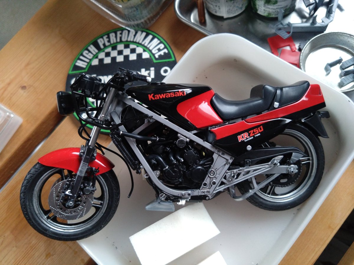 QNkbcisfJLaCUh5's tweet image. あーーーっ！その穴じゃないってば！違う、バカッ痛いっ！
あ、なんか取れた

隙間多発地帯
もうええわ

#ハセガワのバイク
#KR250
#バイクプラモ盛り上げ隊