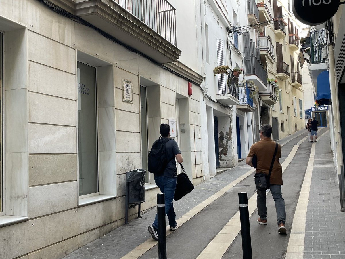 punsix's tweet photo. ÚLTIMA HORA: Agents de la UDEF de @policia acaben d’entrar en diverses àrees de l’@AjSitges en una operació anticorrupció on s’investiguen presumptes irregularitats en l’adjudicació de subvencions i fraccionament de contractes a l’entitat Taula del Tercer Sector de Sitges-Garraf. https://t.co/gzlueKVtDh