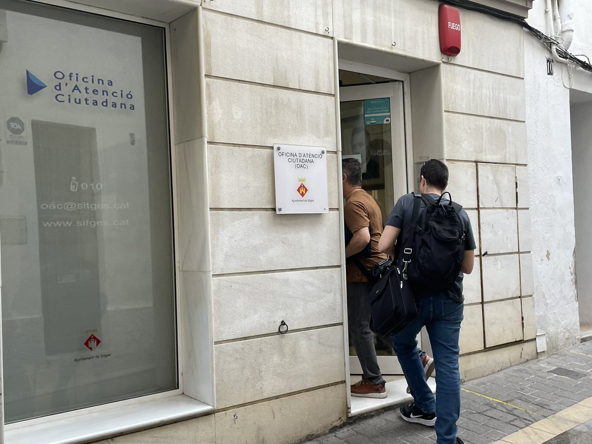 punsix's tweet photo. ÚLTIMA HORA: Agents de la UDEF de @policia acaben d’entrar en diverses àrees de l’@AjSitges en una operació anticorrupció on s’investiguen presumptes irregularitats en l’adjudicació de subvencions i fraccionament de contractes a l’entitat Taula del Tercer Sector de Sitges-Garraf. https://t.co/gzlueKVtDh