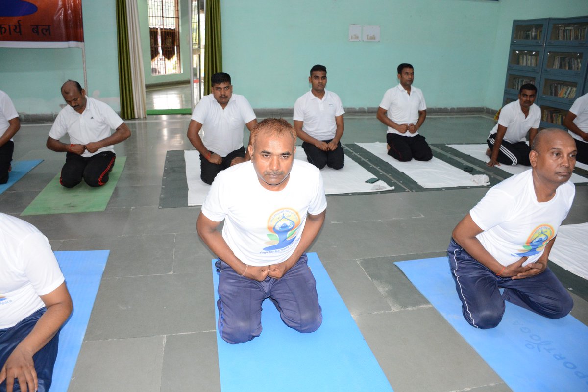 lkwrange's tweet photo. Range CRPF lucknow Officers and personnel celebrating 9th international yoga day at GC CRPF premises on 21/06/2023 https://t.co/l01pEadrUo