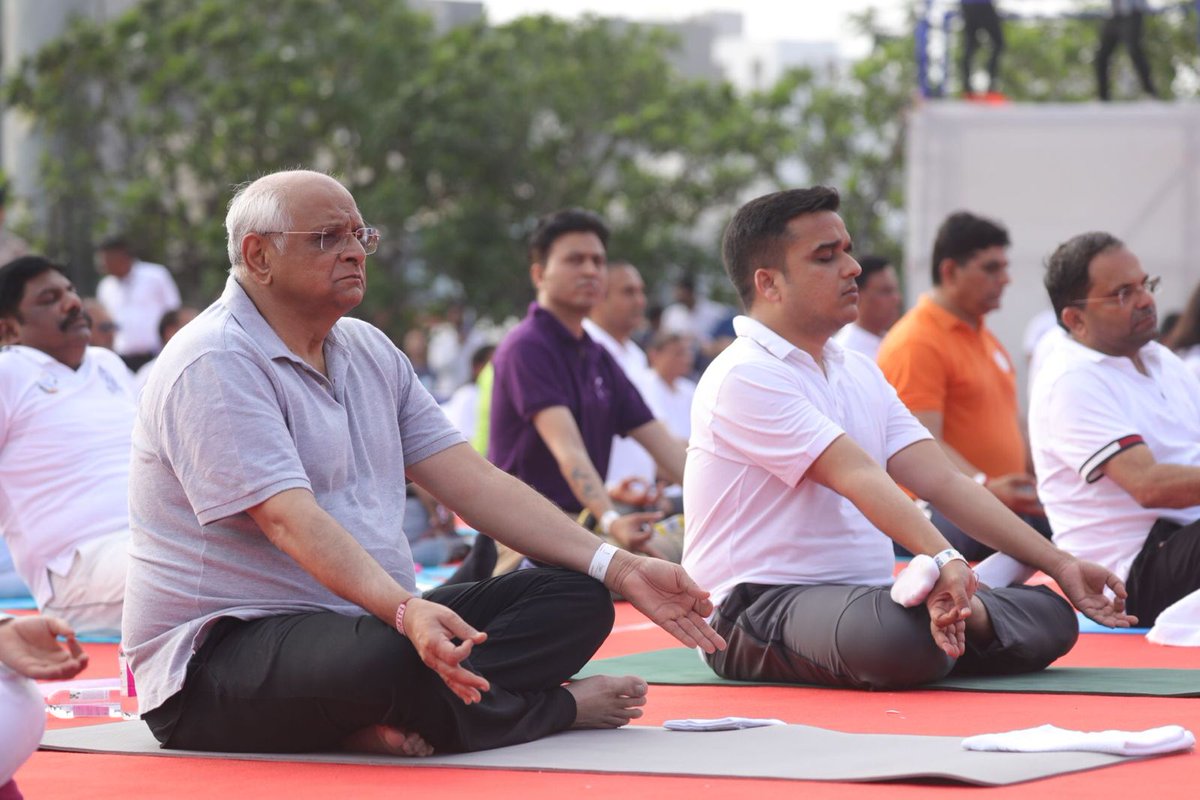 Sheeshpal_Yog's tweet photo. નવમા આંતર્રાષ્ટ્રીય યોગ દિવસે માન. મુખ્યમંત્રી શ્રી ભુપેન્દ્રભાઈ પટેલની અધ્યક્ષતા અને રમતગમત મંત્રી માન. શ્રી હર્ષભાઈ સંઘવી અને સાંસદ માન.શ્રી સી.આર.પાટીલની વિશેષ ઉપસ્થિતિમાં Y junction સુરત ખાતે એક સાથે એક સ્થળે 1.50 લાખ નાગરિકોએ યોગાભ્યાસમાં જોડાઈ ગિનીઝ વર્લ્ડ રેકોર્ડ રચાયો. https://t.co/9L2EXZYG8D