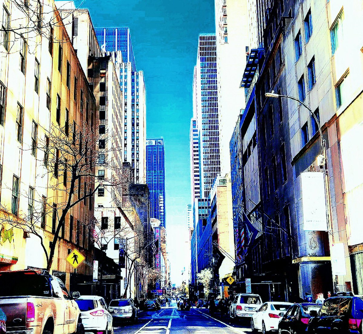 Looking west at 53rd St and Fifth Ave on a regular sunny day. I am enjoying the New York blue sky.
#NewYork #NewYorkCity #5thavenue #bluesky #photography #photooftheday #streetphotography #art #GALLERY #gallerycollection #NFTProject #architecture #interiordesign #building