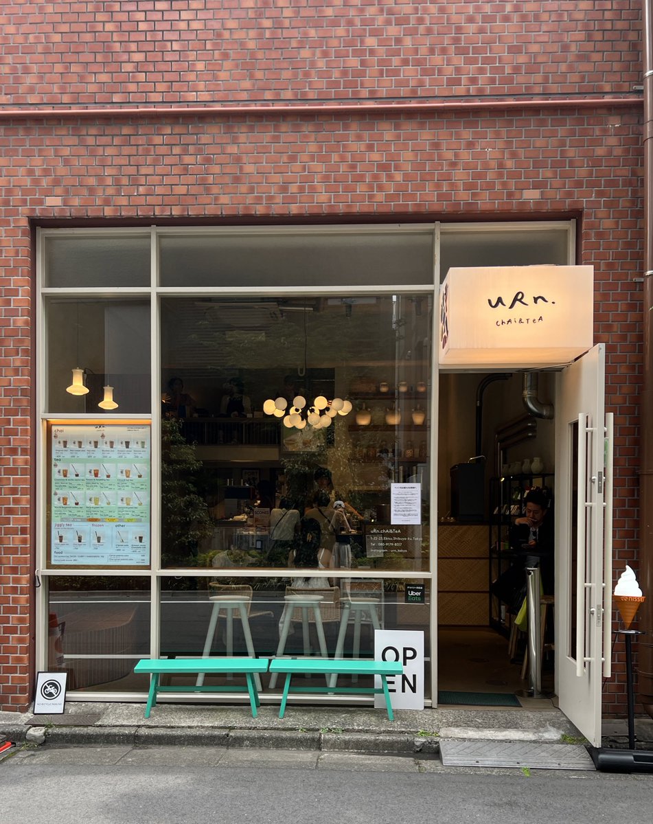 yucafe_e's tweet photo. 恵比寿のチャイ専門店 uRn（アーン チャイ＆ティー）。以前から雰囲気良さそうだなぁと気になってたお店。おしゃれなだけでなく、めちゃくちゃ美味しくてびっくり！！甘すぎずクセもなく暑い日にグビっと飲みたくなっちゃう爽やかさでほんとに美味しかった。種類豊富だからまた別なのも飲みに行こ https://t.co/n5x0K541Wi