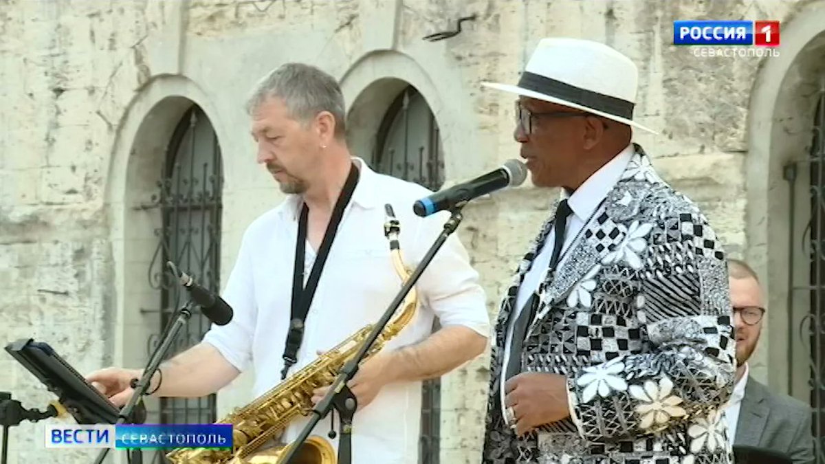 Американский музыкант Стивен Митчелл выступил на Михайловской батарее под открытым небом. Это был первый летний вечер джазовой музыки в Севастополе. 

Его называют королём джаза. Легендарный автор, исполнитель и танцор Стивен Митчелл впервые приехал в Севастополь.
