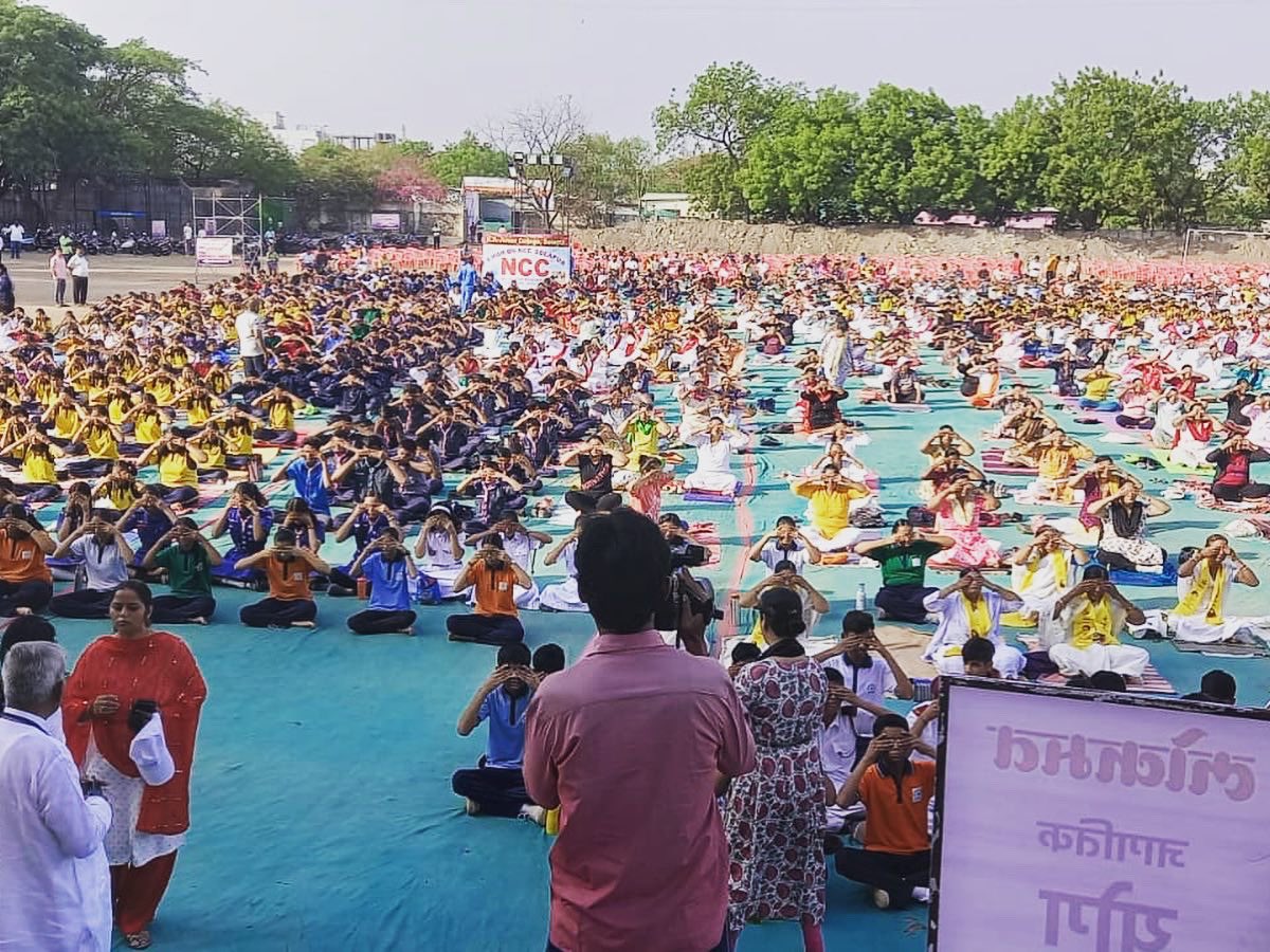 9th International Yoga Day organised at Haribai Devkaran School ground Solapur. The event was attended by Dr. Jaisiddeshwar Shivacharya Mahaswamiji Member of Parliament, District Collector, Police Commissioner,and Other Dignitaries #internationalyogaday #iyd #iyd2023 #nyksolapur