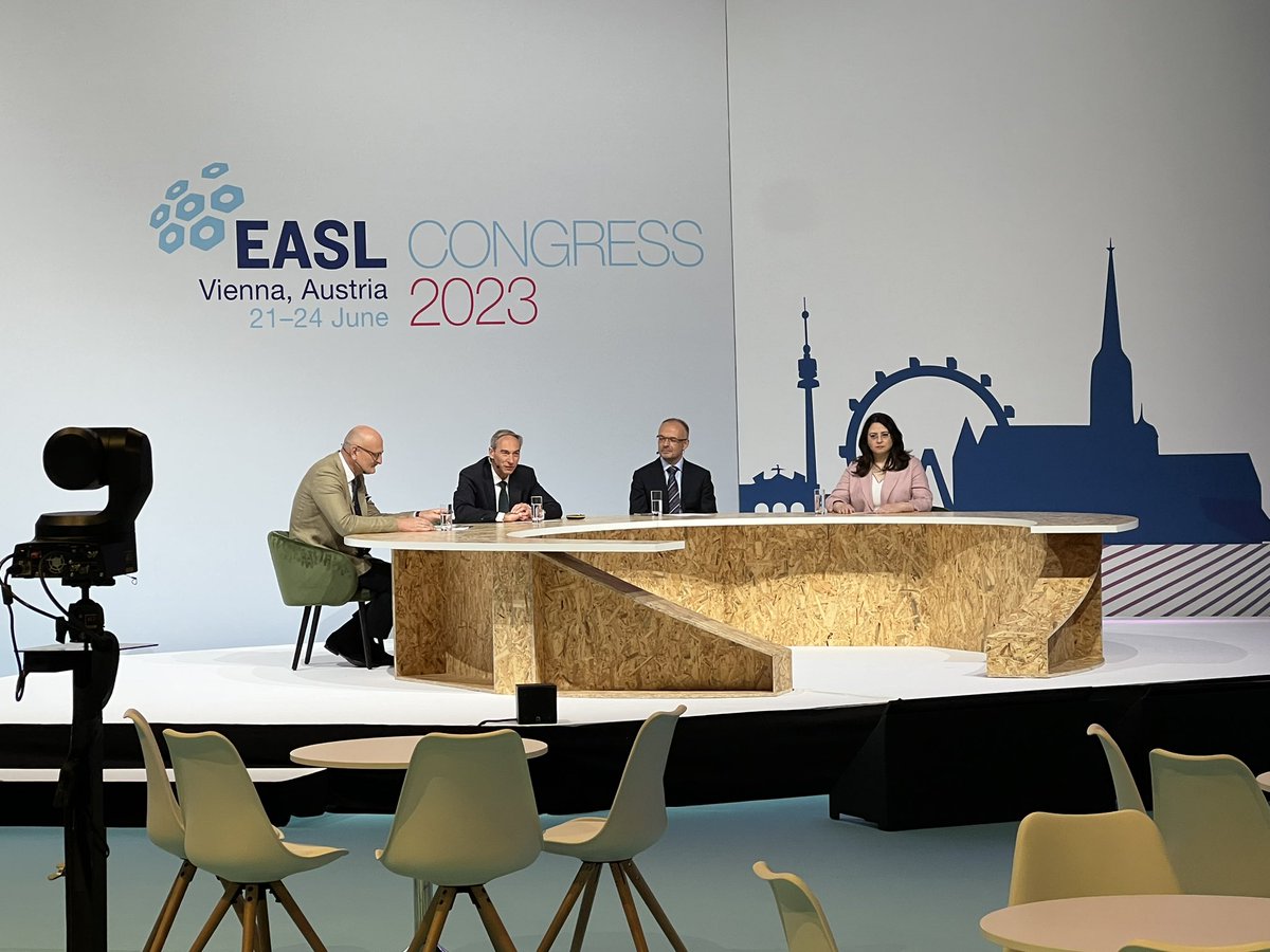 First #EASLStudio of #EASLCongress in #Vienna. Start of 4 days of cutting edge research in liver disease. 6000 on site attendees and 600 on line. 108 countries represented. 💪🏼💪🏼 @EASLedu