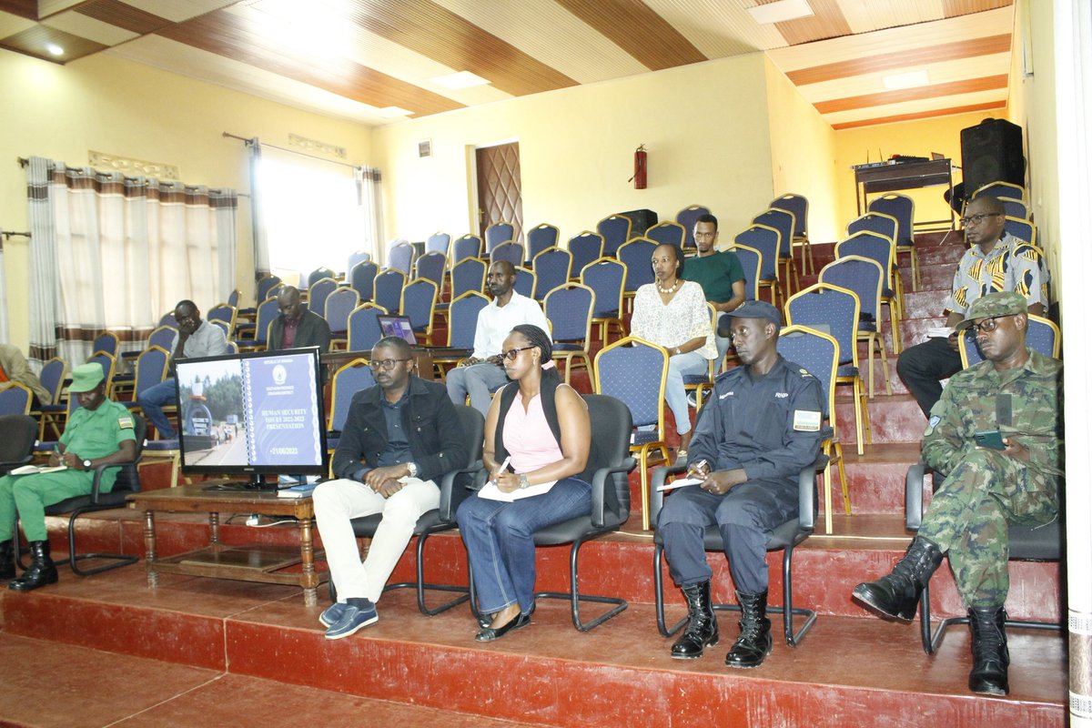 GisagaraDistr's tweet photo. Now June 21st 2023: Human Security Issues Evaluation at National Level is taking place @GisagaraDistr 
Mayor @JRutaburingoga is presenting achievements after which documents cheicking and field visit to follow.
@RwandaLocalGov @RwandaSouth https://t.co/bxcV17KLL4