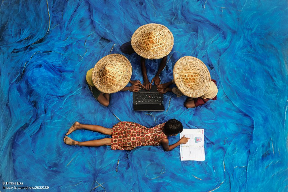 Funny scenery taken on a 'Fishing net' by Prithul Das
1x.com/photo/2532389/… #fishingnet #laptop #book #reading #Documentary