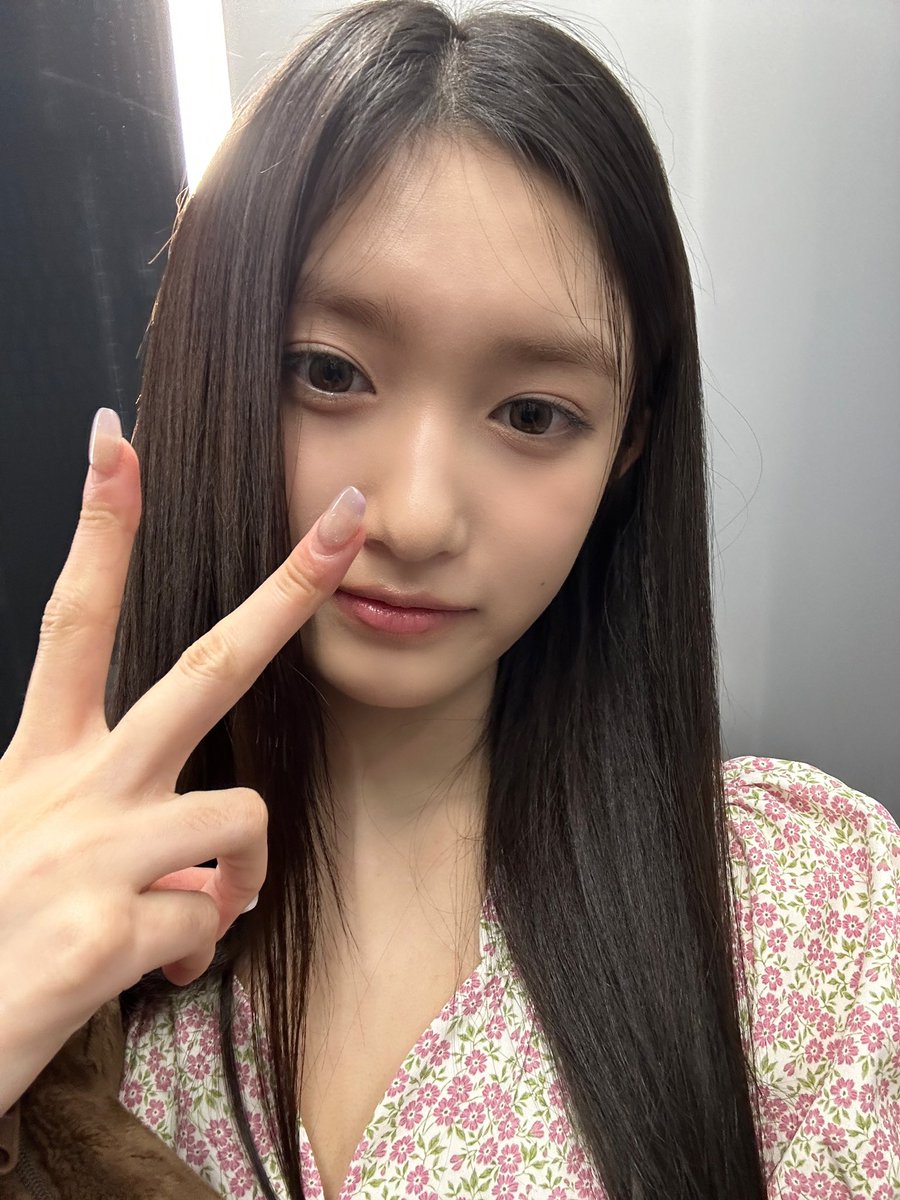 IVE_twt's tweet photo. 비 조심☂️☔️💕

#IVE #아이브 #LEESEO #이서 https://t.co/GoLKCsBYzv