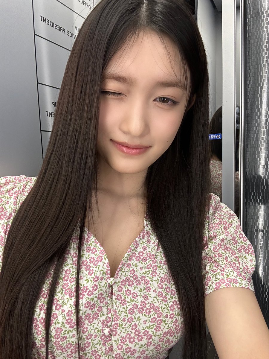 IVE_twt's tweet photo. 비 조심☂️☔️💕

#IVE #아이브 #LEESEO #이서 https://t.co/GoLKCsBYzv