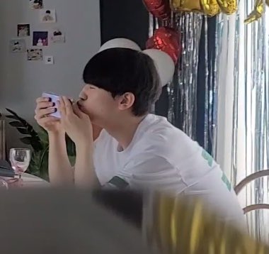 J__W__98's tweet photo. 방종할 때 했던 뽀뽀
비하인드 ㅋㅋㅋㅋㅋㅋㅋㅋㅋ 아 귀여워!!! 😵 https://t.co/ljpR9qUOus