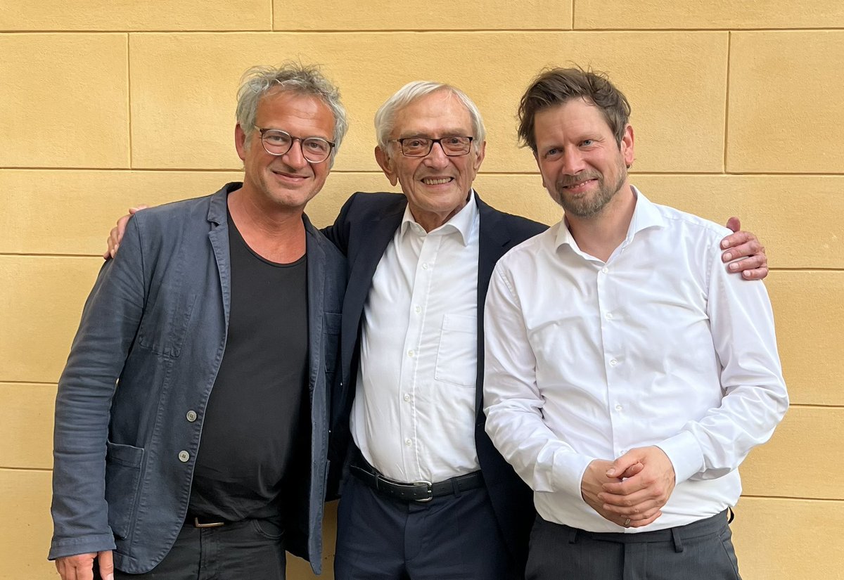 Ein wunderbarer Abend anlässlich Gotthard Erlers 90. Geburtstag <a href="/FontaneArchiv/">TheodorFontaneArchiv</a>: riesige Resonanz - das Archiv ist aus allen Nähten geplatzt -, ein spannender Vortrag und ein sehr glücklicher Jubilar. Herzlichen Glückwunsch! 
<a href="/Aufbau_Verlag/">Aufbau Verlage</a> <a href="/unipotsdam/">Universität Potsdam</a> #Fontane