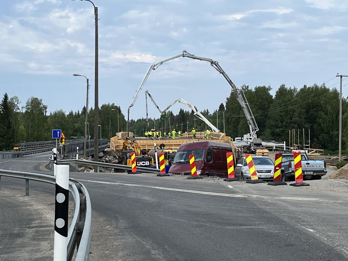 risto_sa's tweet photo. Mielenkiintoinen työmaakäynti Jokikylän sillalla Haukiputaalla. Valutyöt hyvässä vauhdissa ⁦@POPELYkeskus⁩ ⁦@vaylafi⁩ https://t.co/ZoSmmOzxmr