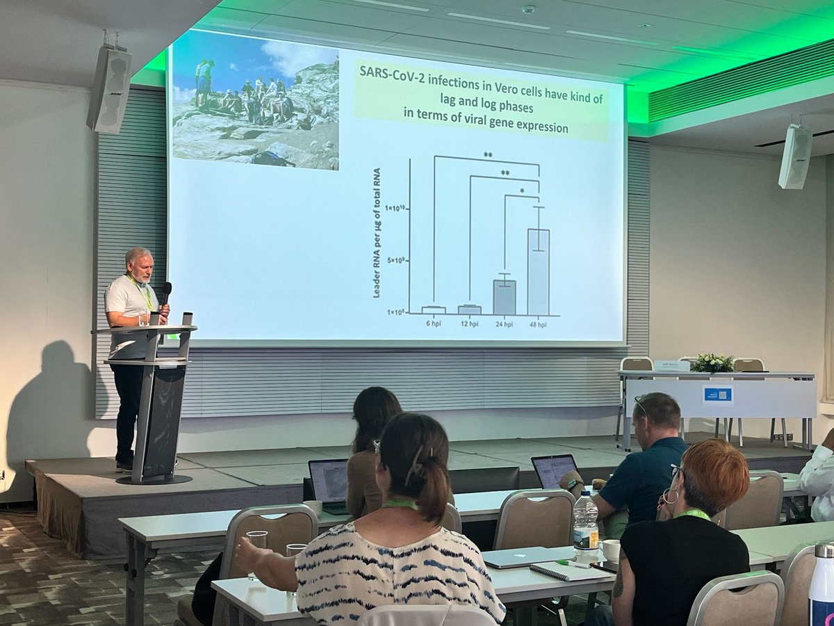 Day 2⃣ of @EMBO Workshop #EMBOeukRNA23 in
@brnoregion @IntrBrno @CEITEC_Brno.
👇
Jeff Wilusz from @ColoradoStateU lectures at #Virus regulated #RNA decay session chaired by @ProfVolkerThiel. 👏