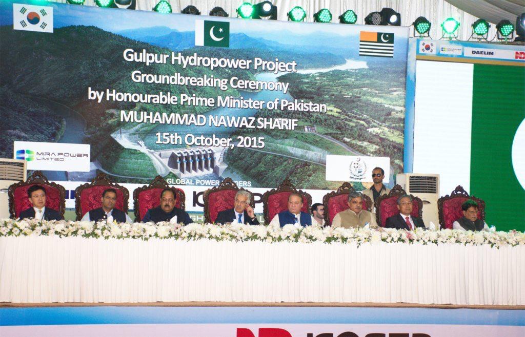 It was 15 October of 2015 when Nawaz sharif is sitting in  gulpur hydropower project groundbreaking ceremony 
#بے_مثال_5_سال