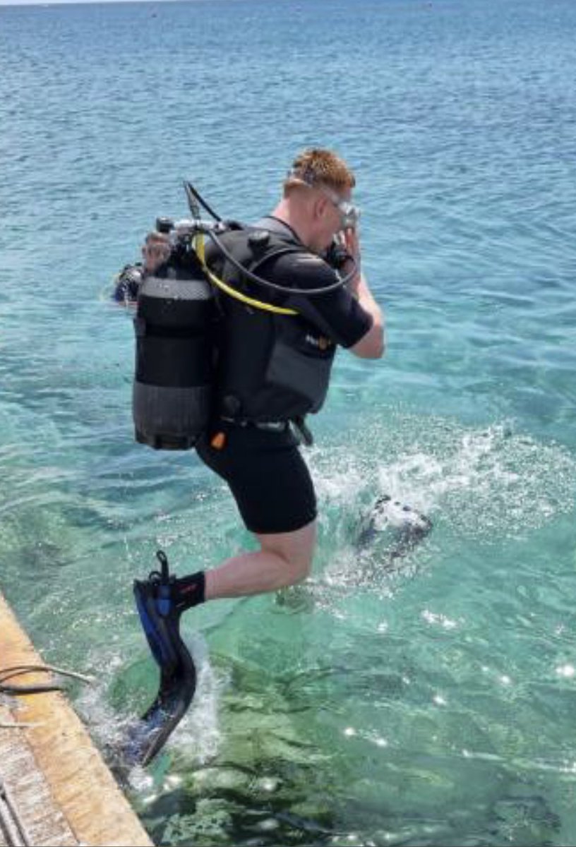 Are you in the Reserves? Are you thinking of joining the reserves? 
Fact for You: Reservists are paid to carry out developmental training. In this case dive training. Right now.. the water is lovely … #ArmyReserves