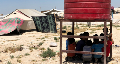 Camp de prisonniers #Roj, Nord-Est de la #Syrie
Entre 36 et 39° cette semaine
+40° prévu pour la semaine prochaine
.
5e ou 6e été caniculaire qui commence
sous des tentes
derrière des barbelés
pour des dizaines d'enfants français
que l'Etat français ne rapatrie pas
#RapatriezLes