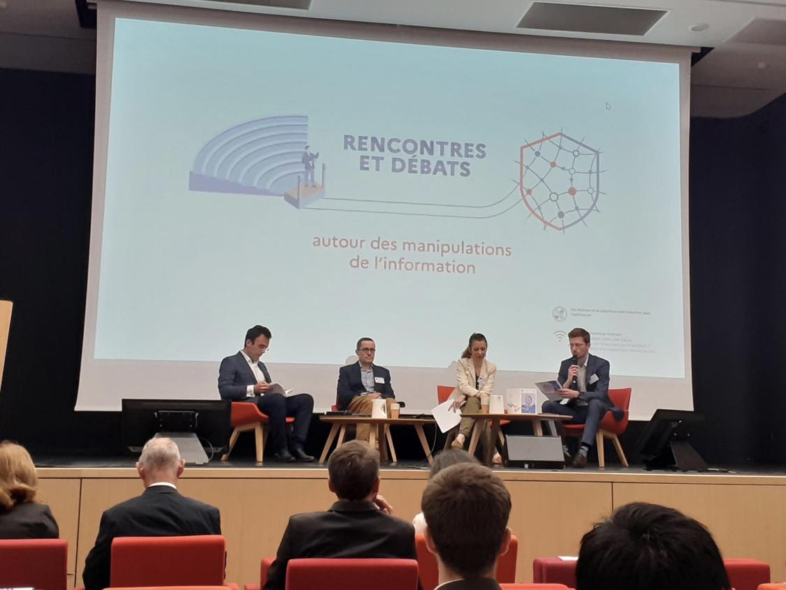 Une journée autour de la coopération

Hier, après la matinée avec <a href="/arcom_fr/">Arcom</a>, direction <a href="/viginum_gouv/">VIGINUM</a> pour des échanges autour des manipulations de l'information.

Stéphane Bouillon #SGDSN y a notamment rappelé le rôle de la recherche dans la lutte contre la désinformation.