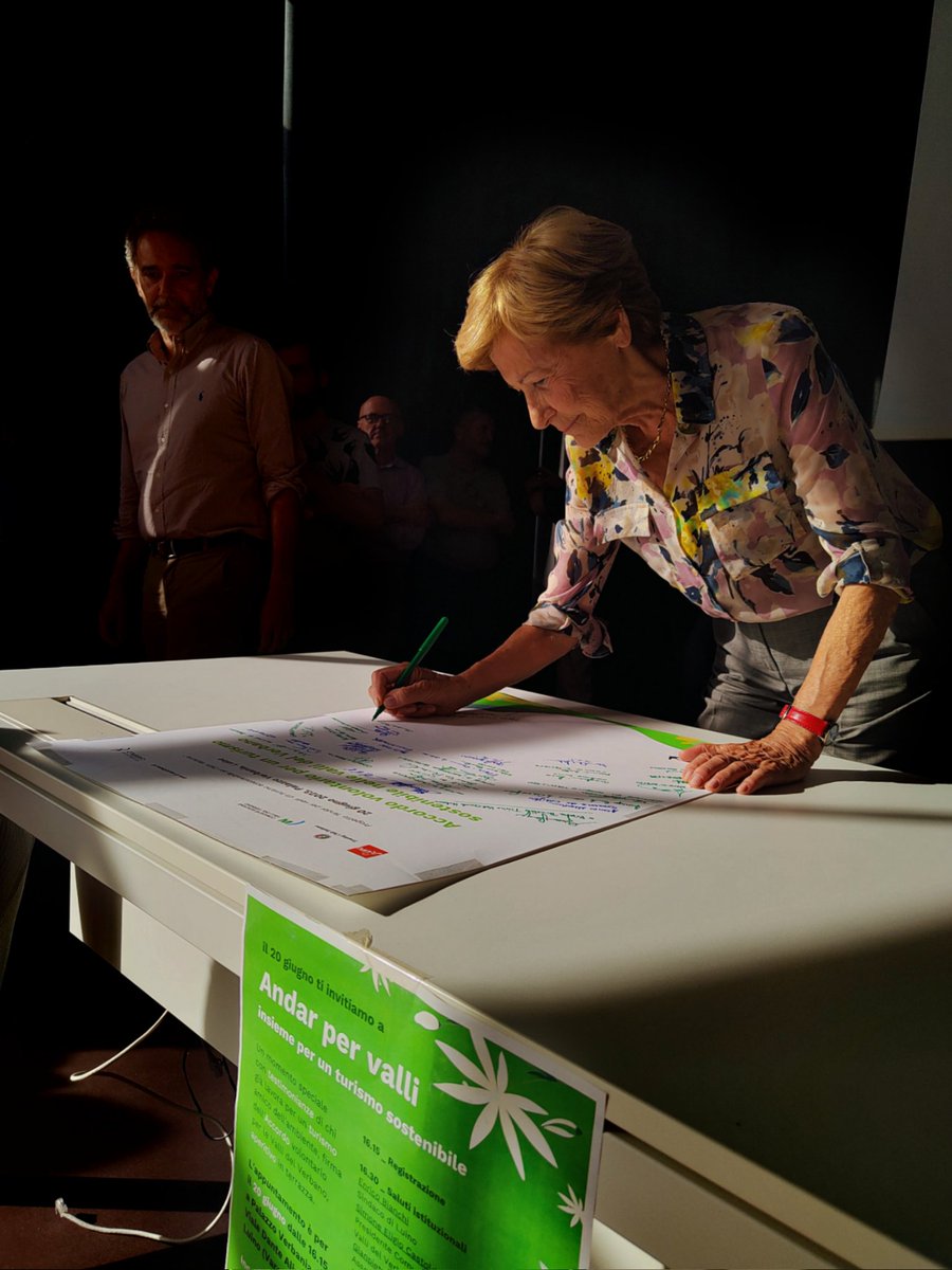 📰🌿 Ieri a Luino, dopo mesi di progettazione partecipata, Comuni, associazioni, imprenditori, enti hanno firmato l'Accordo per il #turismo sostenibile nelle Valli del Verbano. Luoghi verdi, belli e ricchi di biodiversità, da far conoscere senza danneggiare gli ecosistemi 🚲 ⬇️