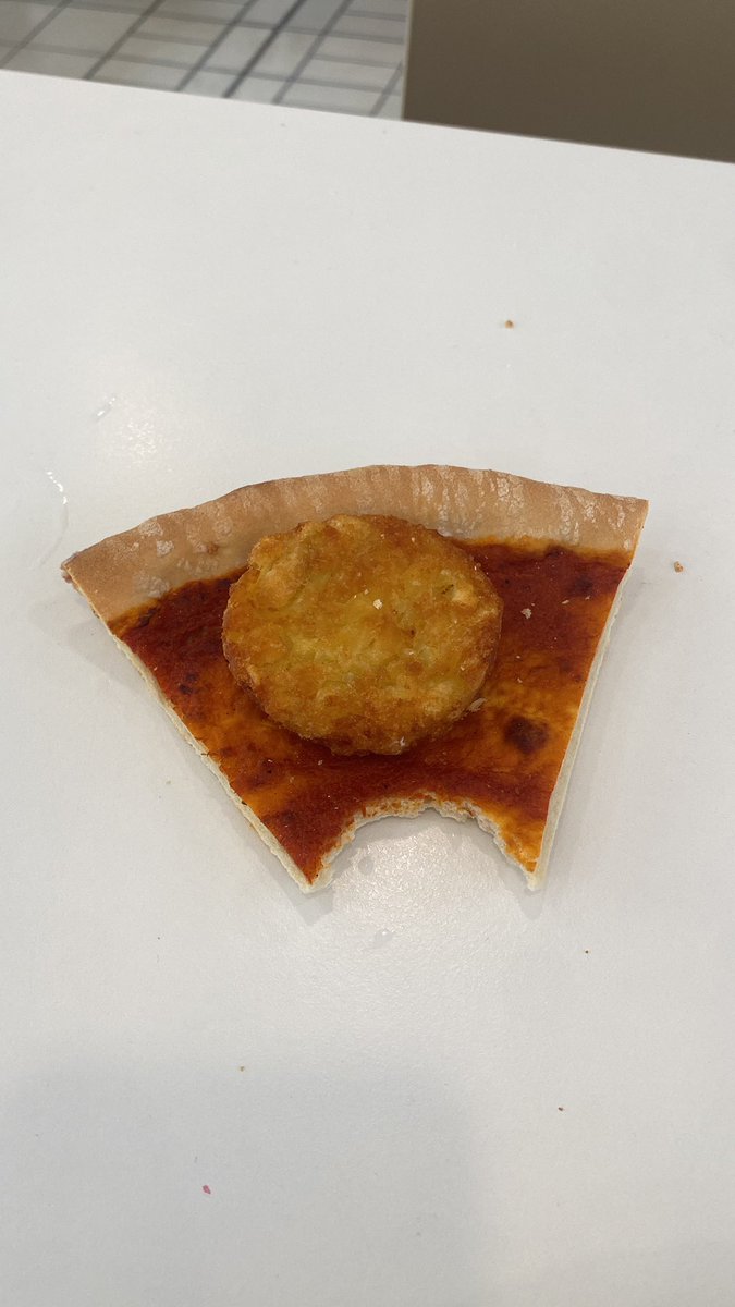 MortenVeile's tweet image. At man kan kalde dette her Kartoffel pizza i vores kantine. Er sku under alt kritik 😡 #coor #frokost #kantine