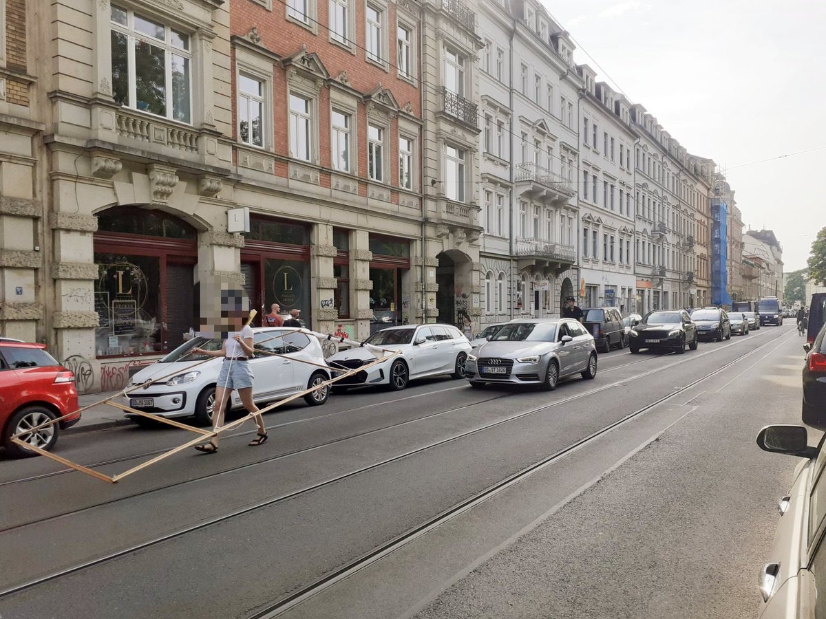 Heute haben wir mehrere #Gehzeug|e in der Neustadt entdeckt. Auf der Kamenzer-, Louisen- und Alaunstraße wurde auf den enormen Platzverbrauch von Autos aufmerksam gemacht. Der fossile Verkehr wurde auf Schrittgeschwindigkeit abgebremst. #verkehrswende #neustadtautofrei 1/2