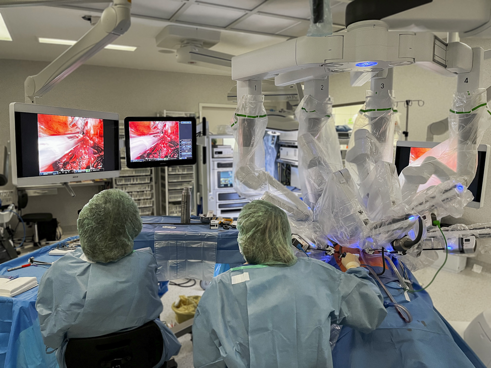 📣L’#hbellvitge esdevé el primer centre en arribar a les 1.000 cirurgies robòtiques de #ginecologia a tot l’Estat.
Des de la primera intervenció, realitzada el 2009, el Servei ha consolidat la seva expertesa amb el robot #DaVinci👏👏
ℹ️bit.ly/3qKYnw8
#orgullbellvitge
