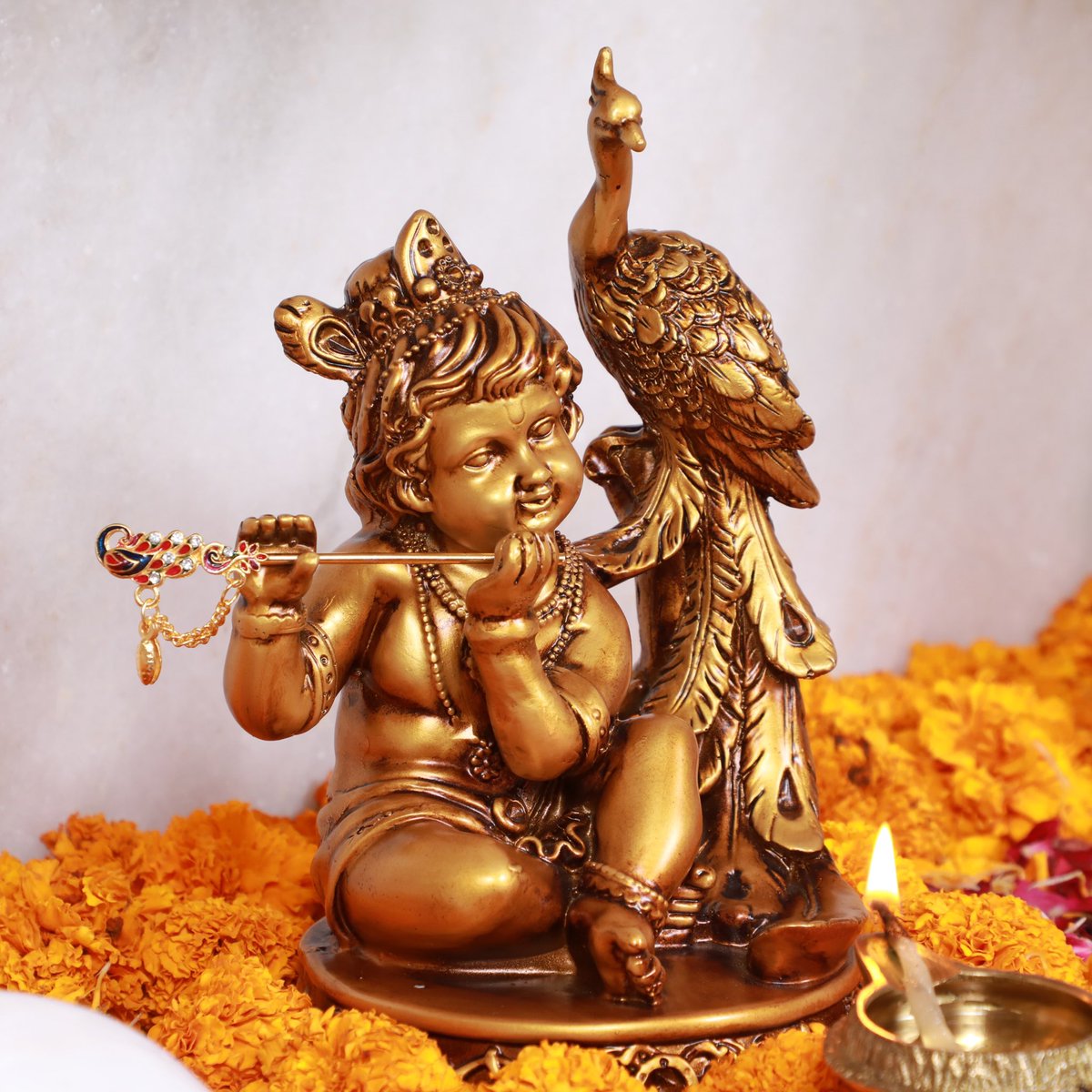 TheArtarium's tweet image. Baby Lord Krishna often depicted playing his flute in the presence of his beloved peacock. 

•Shipping Pan India 🇮🇳 
•Tap on the link given in our bio to Shop.
#giftingsolutions #giftingseason #giftingmadeeasy #giftingoptions #corporategifting #giftingservices #artarium