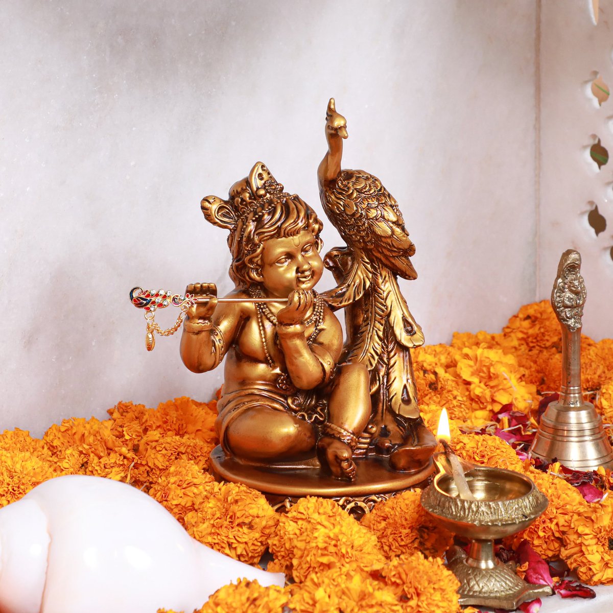 TheArtarium's tweet image. Baby Lord Krishna often depicted playing his flute in the presence of his beloved peacock. 

•Shipping Pan India 🇮🇳 
•Tap on the link given in our bio to Shop.
#giftingsolutions #giftingseason #giftingmadeeasy #giftingoptions #corporategifting #giftingservices #artarium