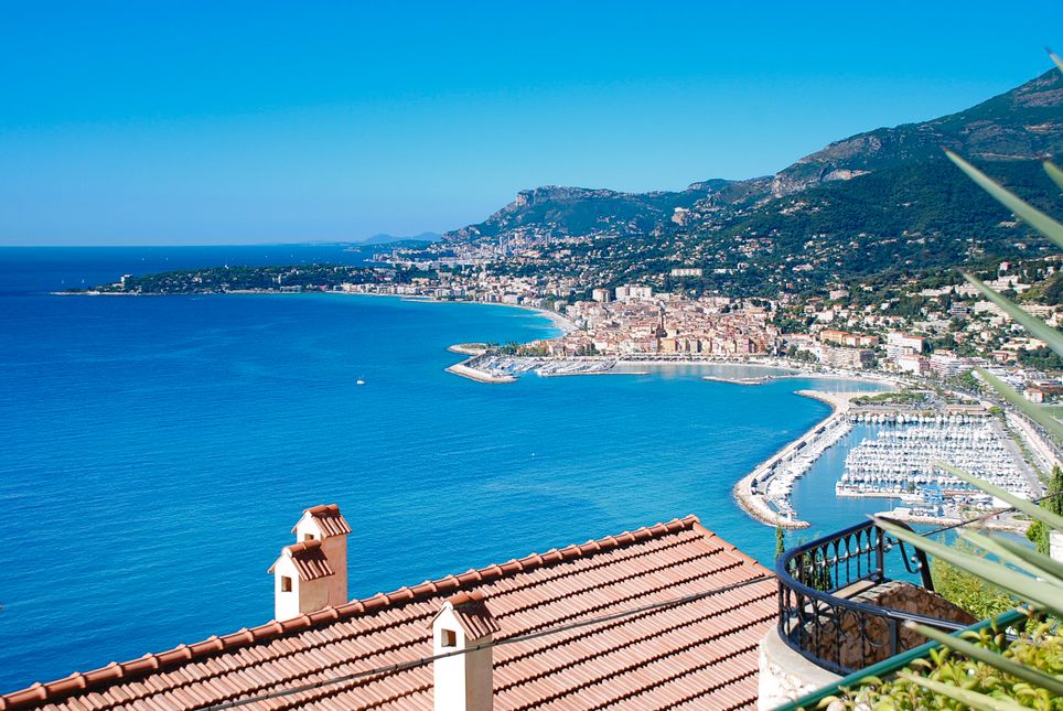 #BaiaGrimaldi in #Ventimiglia, #Liguaria, is a B&amp;B between #Italy and France, just 10 min away from Menton and 30 min from Montecarlo. The white house adorns a hill and is quietly watching the #MediterraneanSea. What a way to spend your holidays!🇮🇹 (bit.ly/42Q5eSk)