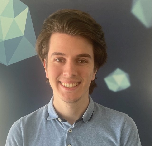 Collega Steven over zijn job bij Valid: ''Ik word bij Valid met open armen ontvangen. Dat geldt voor iedereen. Ik vind altijd wel een aanknopingspunt om met iemand over te praten. In het werk zelf voer ik vaak ook echt leuke gesprekken.” hubs.ly/Q01Vd2vw0