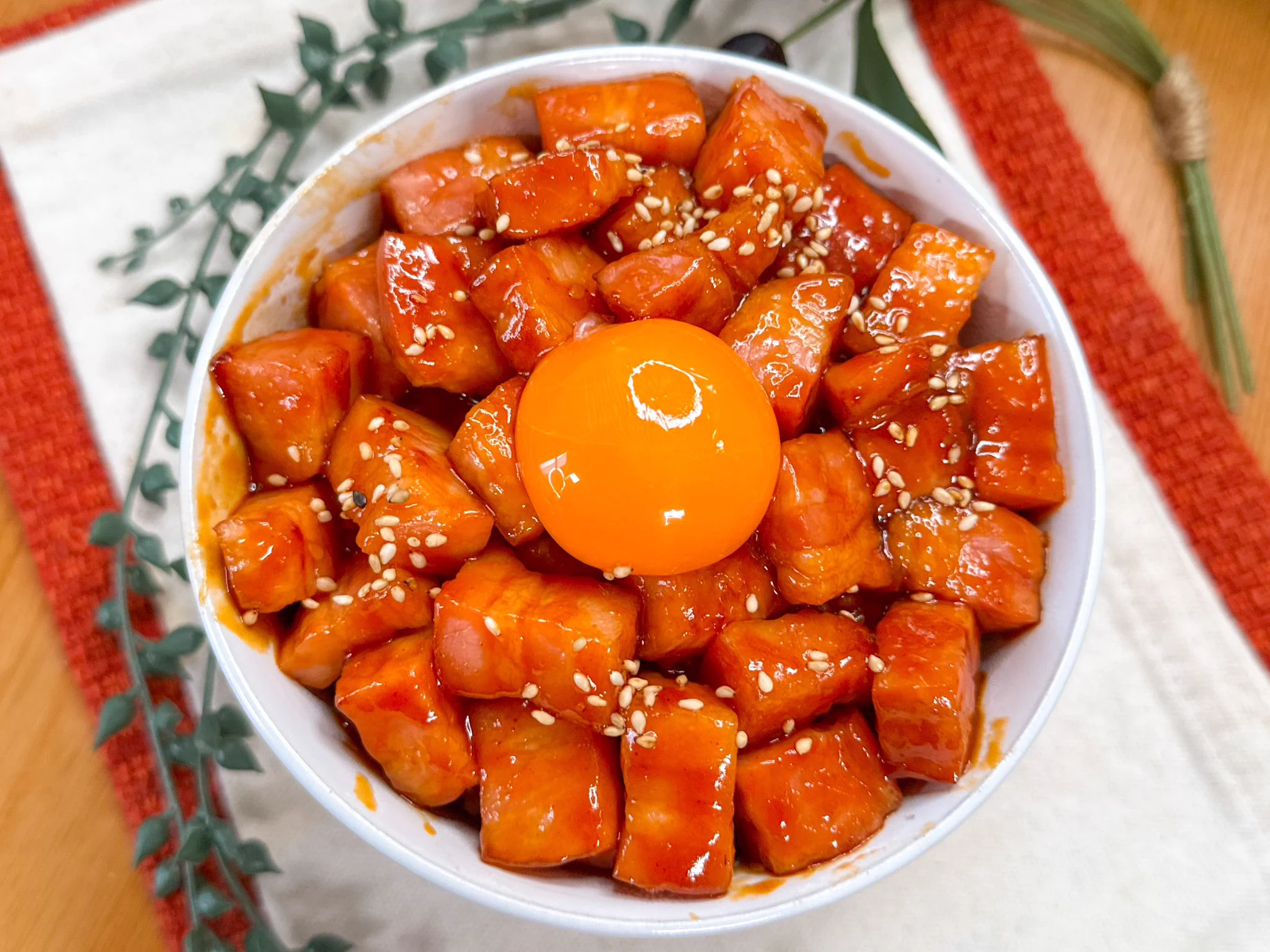 コチュジャンのピリ辛な味付けでご飯が進みそう！厚切りベーコンを使った、とっても美味しそうな「丼もの」レシピ！