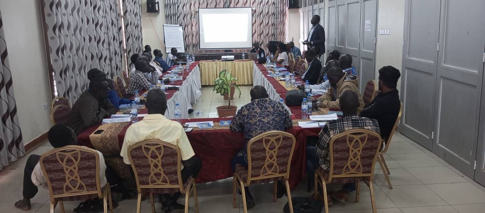 mafs_ss's tweet photo. Yesterday, our implementing partner @UNOPSSouthSudan conducted the #JubaCounty #EmergencyLocustResponseProject close-out wkshop for #DirectIncomeSupport sub-component funded by @WorldBank. In Juba, the project reached 3,397 HHs including 67% female-headed HHs with emergency cash. https://t.co/qxAs9VCUex