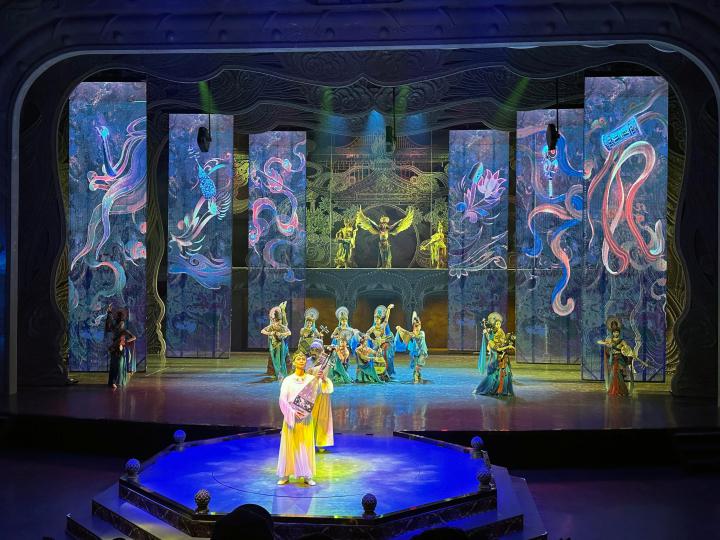 Minda_Wang_Nhat's tweet image. #Hirender was honored to be involved in the world&apos;s first cave-style #immersive experience drama &quot;Yue Dong Dunhuang&quot;. Visitors can walk, stand or sit in the viewing area, experience the realistic cave crossing, and feel the charm of Dunhuang culture.

#avsolution #mediaserver