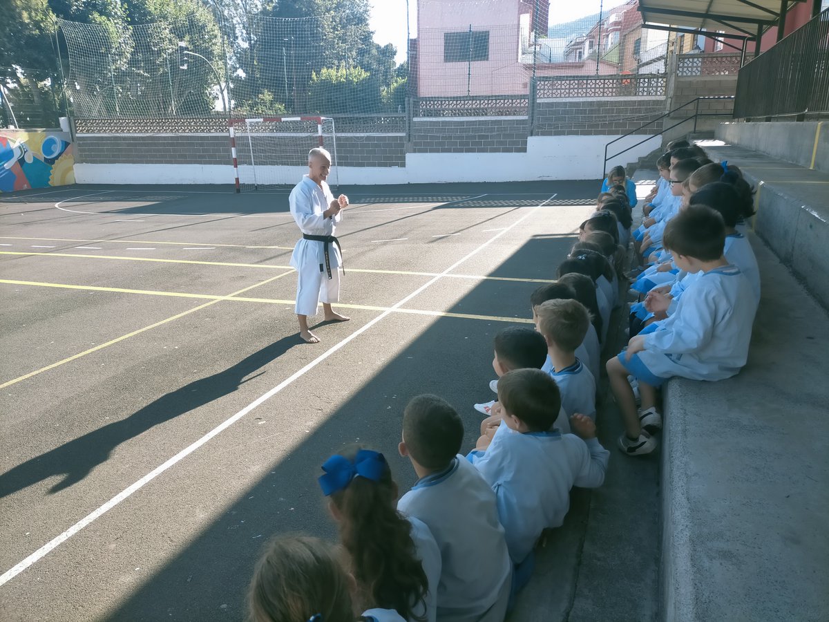 ColeMilagrosaOr's tweet photo. En el día de ayer el alumnado de 5 años de #EducaciónInfantil tuvo un taller de kárate con el proyecto "Juntos aprendemos mejor. Familias al cole" Agradecen a Jesús, papá de alumnas por ofrecernos esta actividad con la que tanto han disfrutado. #Mevisur #colegiosHHCC https://t.co/k2uRnnivcv