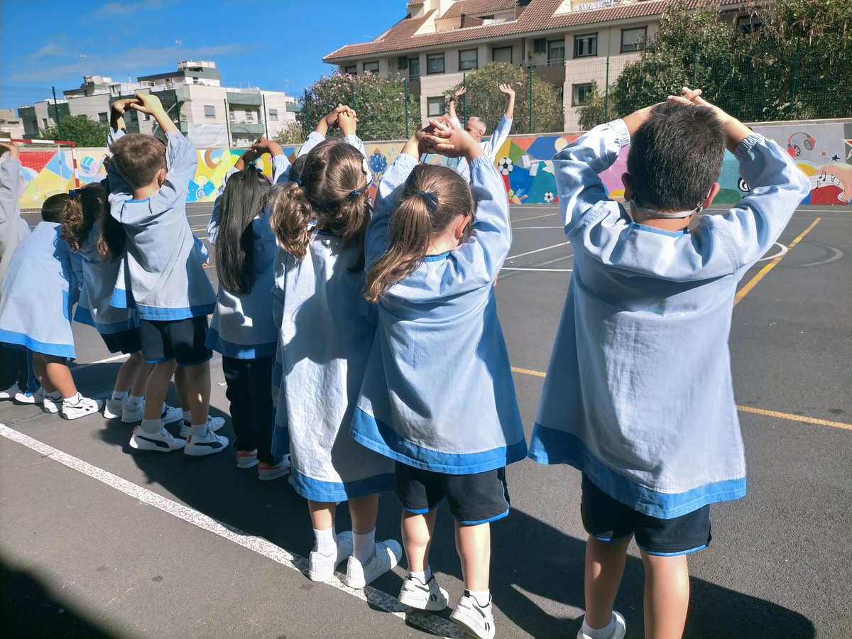ColeMilagrosaOr's tweet photo. En el día de ayer el alumnado de 5 años de #EducaciónInfantil tuvo un taller de kárate con el proyecto "Juntos aprendemos mejor. Familias al cole" Agradecen a Jesús, papá de alumnas por ofrecernos esta actividad con la que tanto han disfrutado. #Mevisur #colegiosHHCC https://t.co/k2uRnnivcv