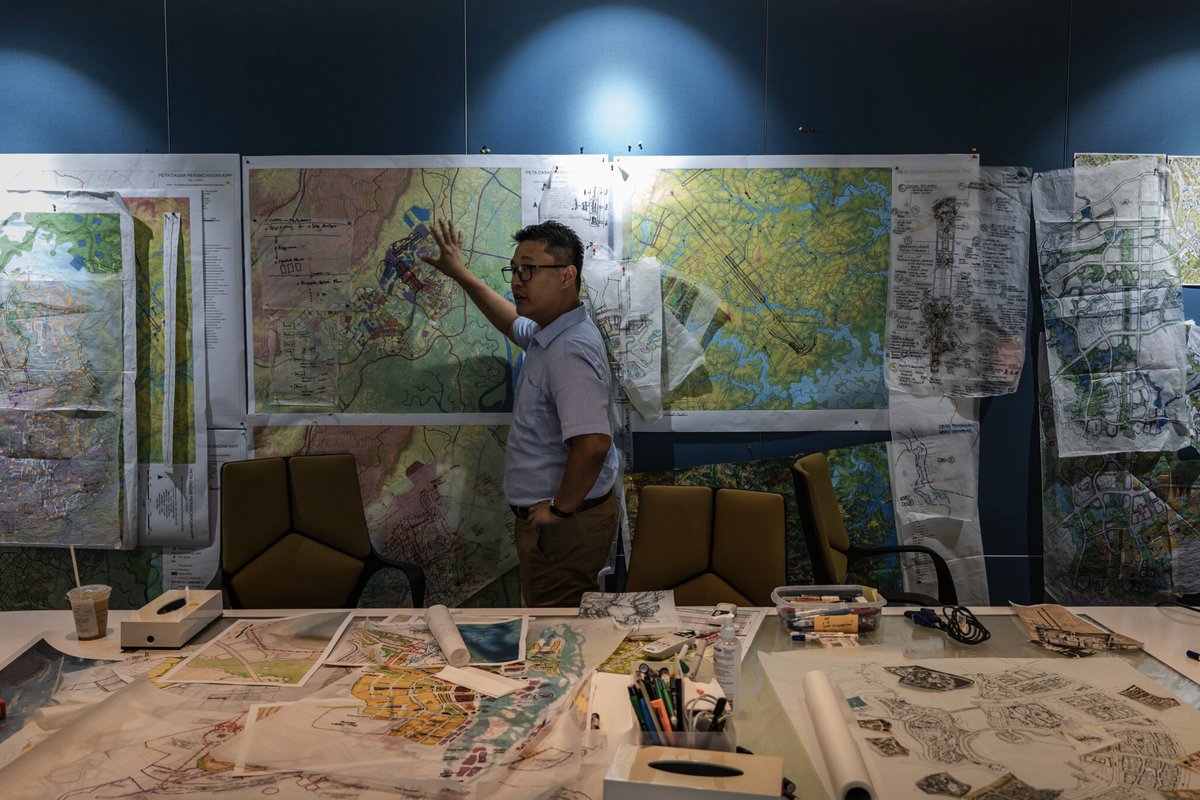 MI_UrbanDesign's tweet photo. We like this image by @uletifan of Sibarani Sofian amongst the plans, diagrams and studies for Indonesia's capital city project @nytimes #Nusantara https://t.co/HpCqzmdrVp