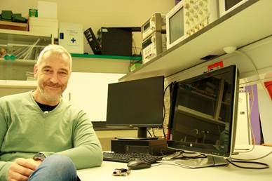 Facultat de Física UB (@fisicaub) on Twitter photo Manel López de Miguel diu que «l’objectiu de la càtedra UB/<a href="/Worldsensing/">Worldsensing</a> és enfortir la col·laboració universitat/empresa en el camp de les noves tecnologies de la comunicació basada en #IoT».
A la imatge,
#InternetOfThings Manel López de Miguel diu que «l’objectiu de la càtedra UB/<a href="/Worldsensing/">Worldsensing</a> és enfortir la col·laboració universitat/empresa en el camp de les noves tecnologies de la comunicació basada en #IoT».
A la imatge,
#InternetOfThings